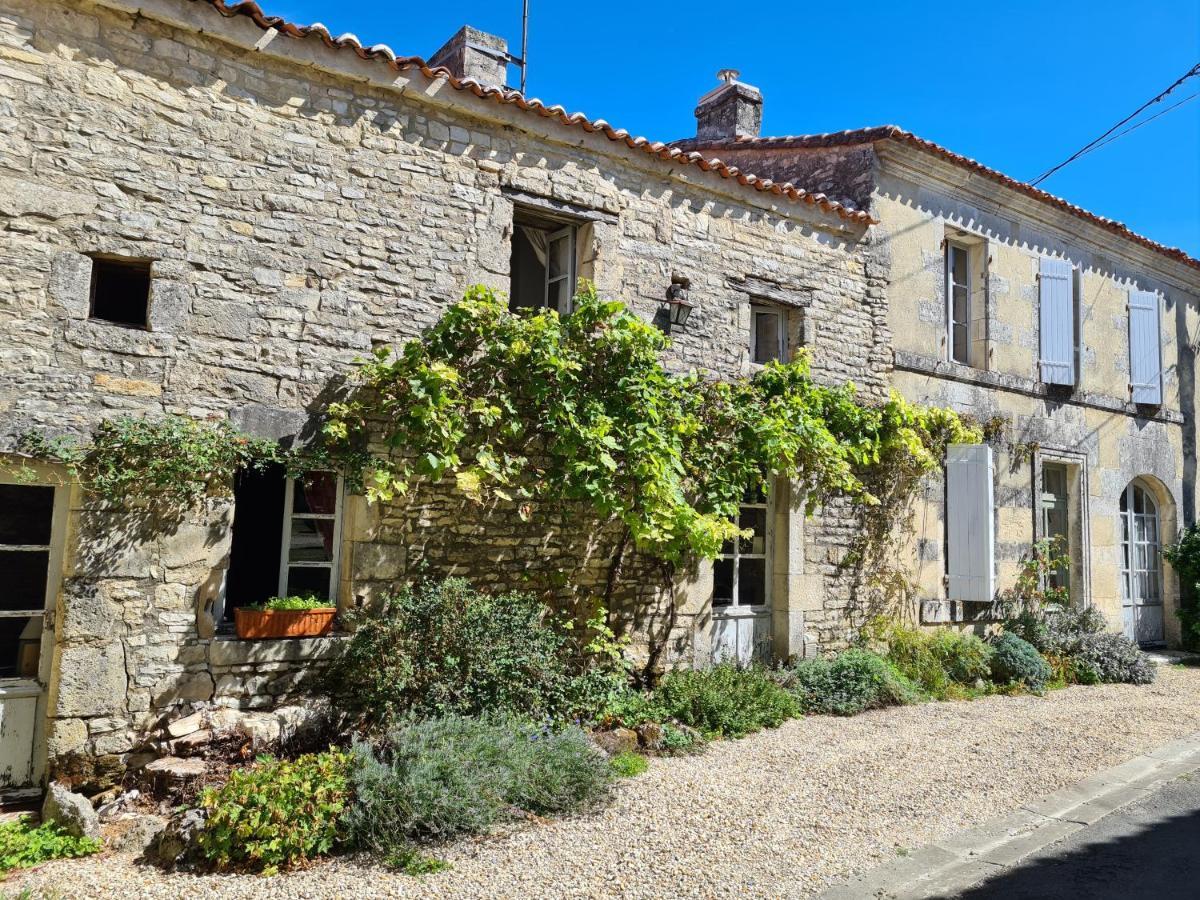 La Maison Du Commandeur Maine-de-Boixe Buitenkant foto